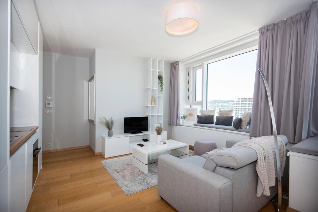 Luxury 1Bdrm On The 28Th Floor Apartment Bratislava Bagian luar foto