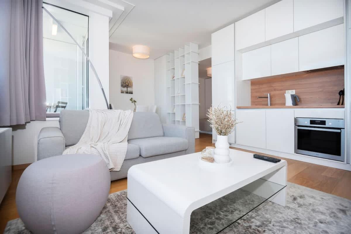 Luxury 1Bdrm On The 28Th Floor Apartment Bratislava Bagian luar foto
