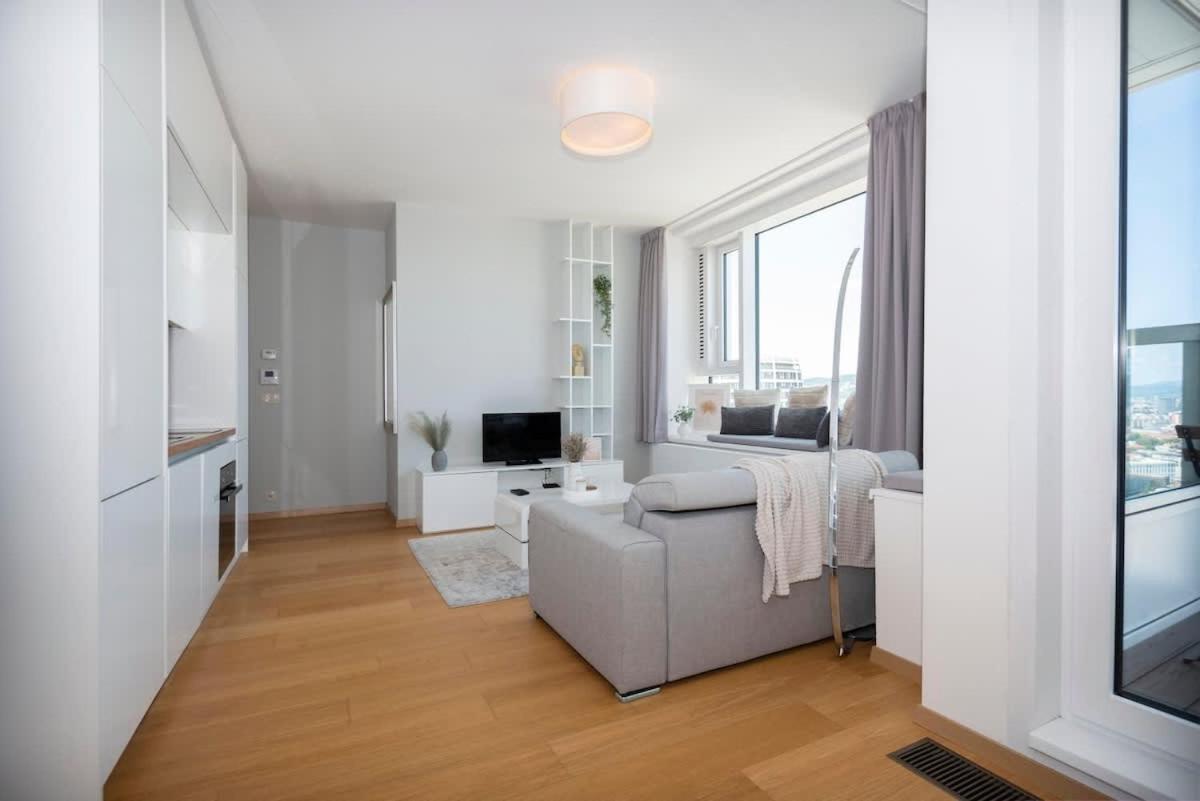 Luxury 1Bdrm On The 28Th Floor Apartment Bratislava Bagian luar foto